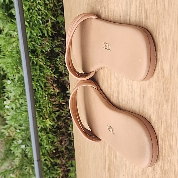 Tkees beige/tan slide Size 7 - Picture 4 of 10